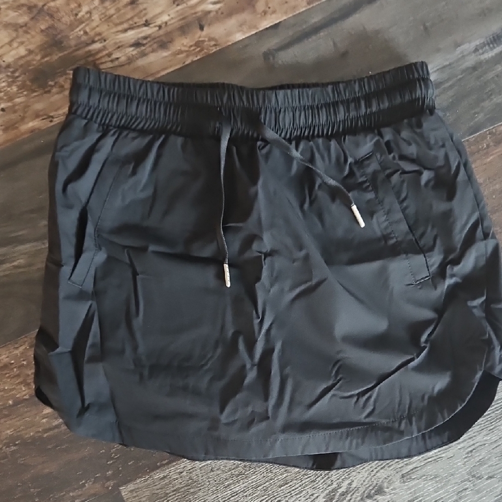 HALARA Black Skort with Elastic Waistband and Curved Hem